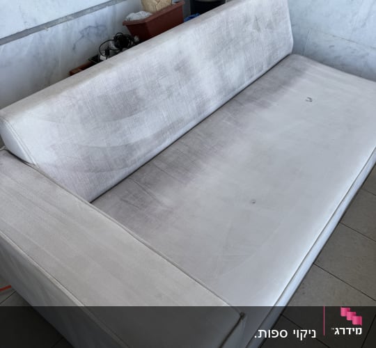 ספת בד בהירה מרופדת לפני או במהלך תהליך ניקוי